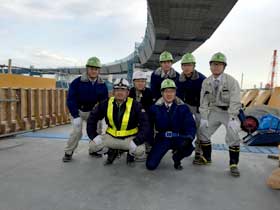 横浜本牧の鋼床版橋建設現場見学 集合写真