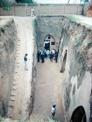 中国甘粛省の下沈式と呼ばれる地下形式の窰洞