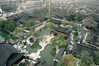 上海の名庭 豫園／真中のたての白い線が凧の糸