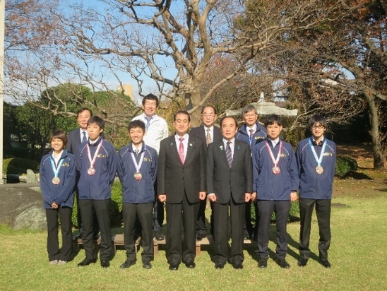 集前列左から、宇野さん、加藤さん、山口さん、齊藤県議会議長、上田知事、手島さん、兵頭さん