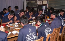 楽しく食事をとる学生