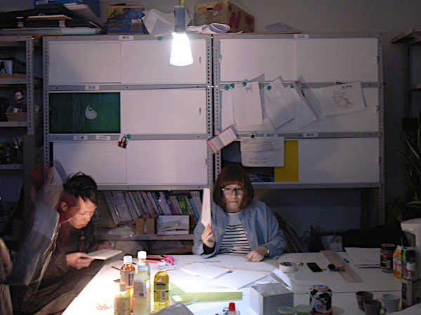 20110311 東日本大震災の夜、帰宅困難学生たちと懐中電灯を頼りに研究室で一夜を過ごす
