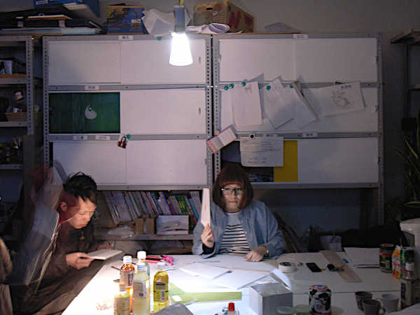 20110311 東日本大震災の夜、帰宅困難学生たちと懐中電灯を頼りに研究室で一夜を過ごす
