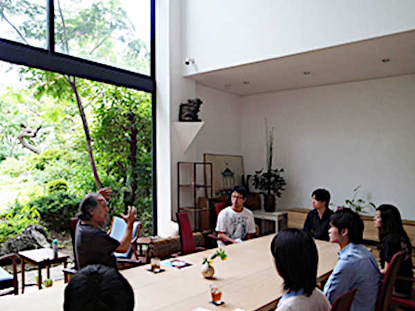 2012年8月 インターンシップ研修先の木工家具製作会社「ヒノキ工芸」戸沢忠蔵会長ご自宅でのレクチャー