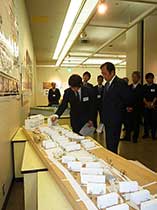 2015年4月 岩野君卒業制作を上田知事に説明(埼玉会館にて)