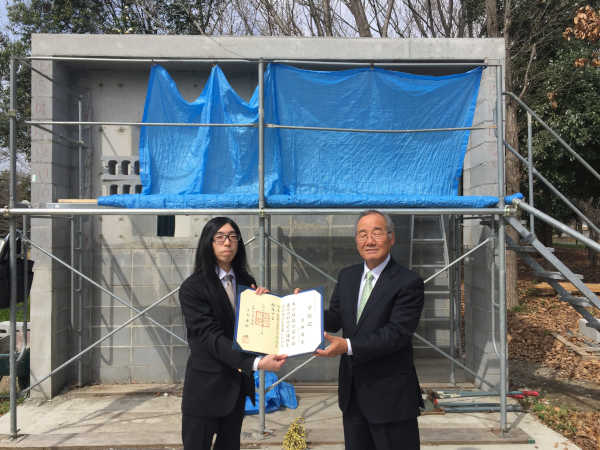 2020年3月 コロナ禍での卒業式 サプライズ参加の赤松学長から直接卒業証書をいただく
