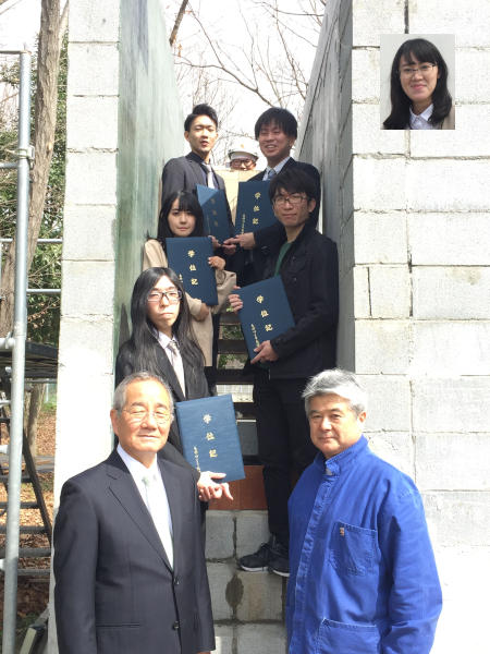 2020年3月 コロナ禍での研究室ごとの卒業式 コルビュジエ「小さな家/母の家」の階段で