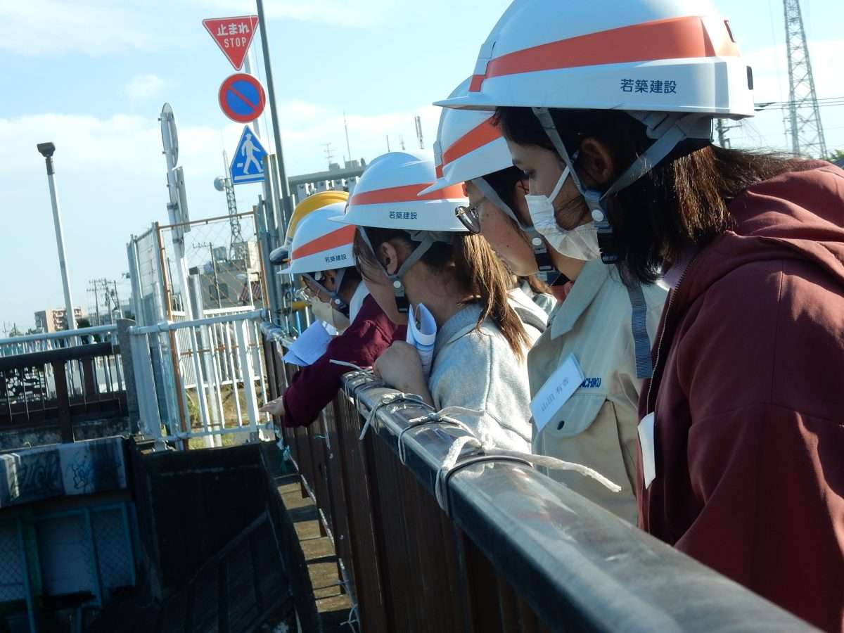 建設学科の女子学生が、建設（土木建築）現場の最前線で働く女性技術者のリアルを『見る』・『聴く』