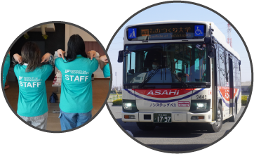 ポロシャツを着た学生スタッフが、駅でお待ちしています。